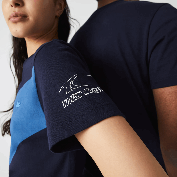 Lacoste camiseta esportiva x theo curin com estampa mulheres azul marinho branco vll 88BL944 - Image 4